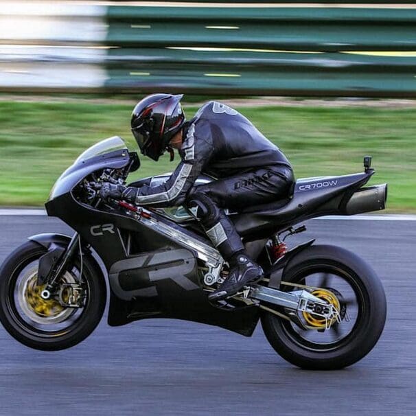 家伙马丁在努力打破200英里每小时的速度纪录Crighton 700 w。媒体来自Crighton摩托车的Facebook页面。