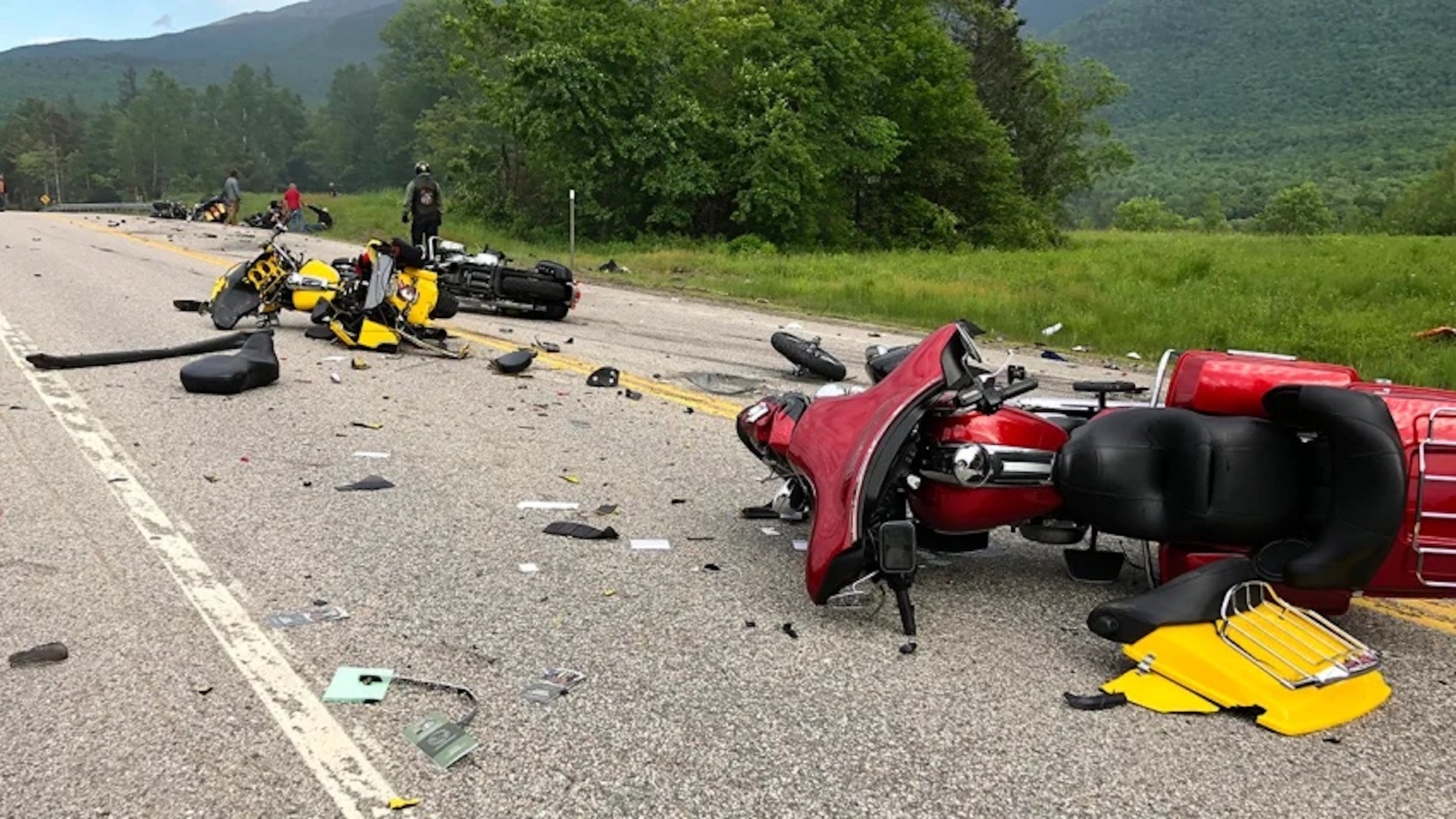 一个视图的摩托车和卡车坠毁事故。