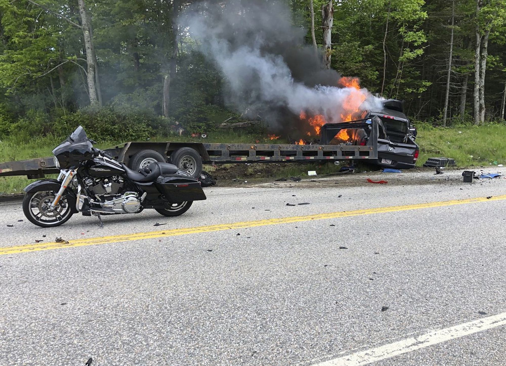 一个视图的摩托车和卡车坠毁事故。
