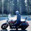 作者骑摩托车通过加拿大落基山脉蝎子EXO隐蔽Ultra牛仔裤