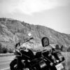 作者的摩托车停在肩上的山路期间蝎子EXO隐蔽Ultra牛仔裤测试
