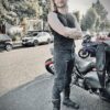 作者穿着蝎子EXO隐蔽Ultra牛仔裤，站在摩托车旁边