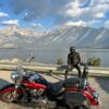 作者休息附近的山湖在加拿大落基山脉，而穿着蝎子EXO隐蔽Ultra牛仔裤