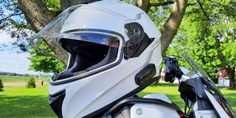 塞纳OutForce智能头盔放在摩托车