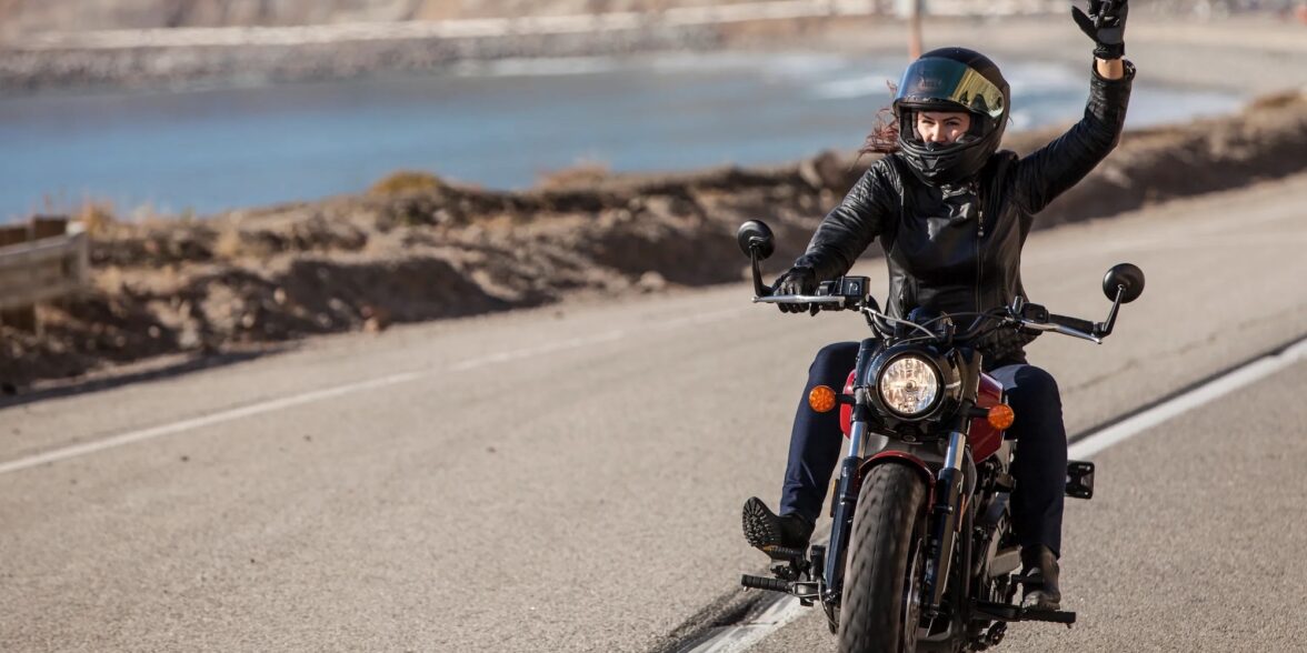 一个骑摩托车的女人正沿着高速公路行驶。媒体来源《康泰纳仕旅行者》。