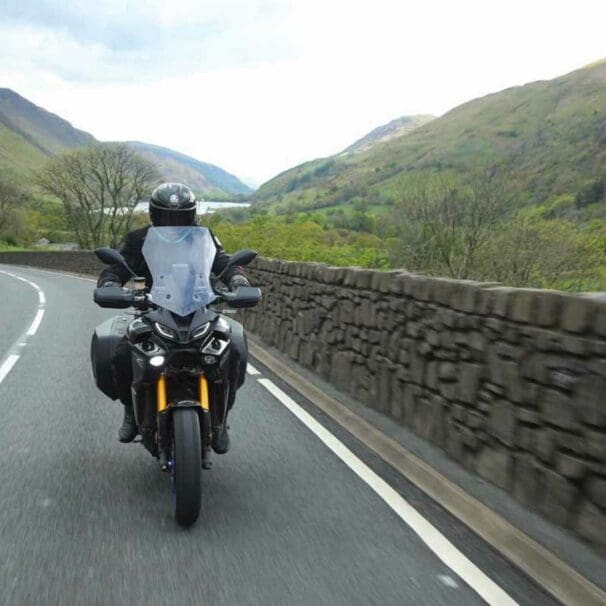 一个骑摩托车的人享受保险——目前onyl每一件事在英国。媒体来自VisorDown。