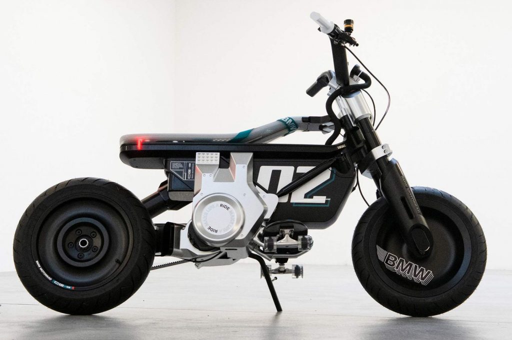 侧面的一个侧面的宝马摩托车CE 02概念