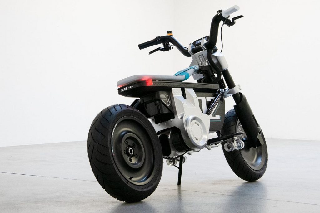 一个视图的一个侧面的宝马CE 02概念摩托车