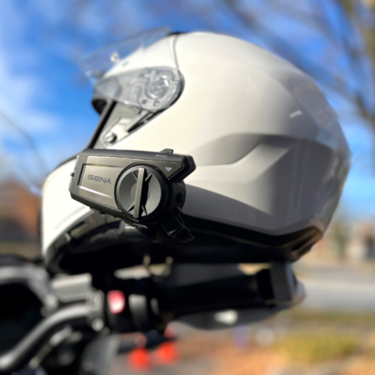 塞纳50 c安装在摩托车头盔