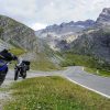 一个骑摩托车的人享受意大利白云石山脉的观点。媒体来自摩托上的生命。